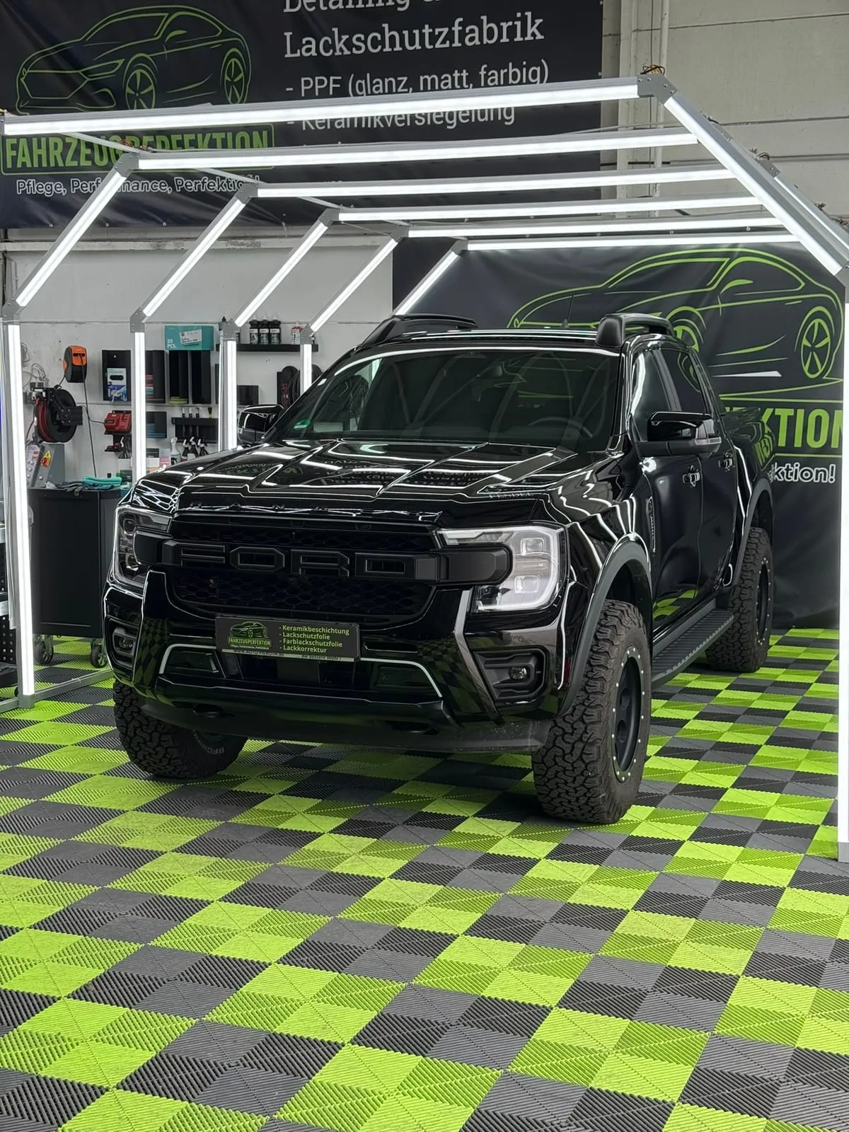 Ford Ranger Raptor mit Lackschutz im Lichttunnel