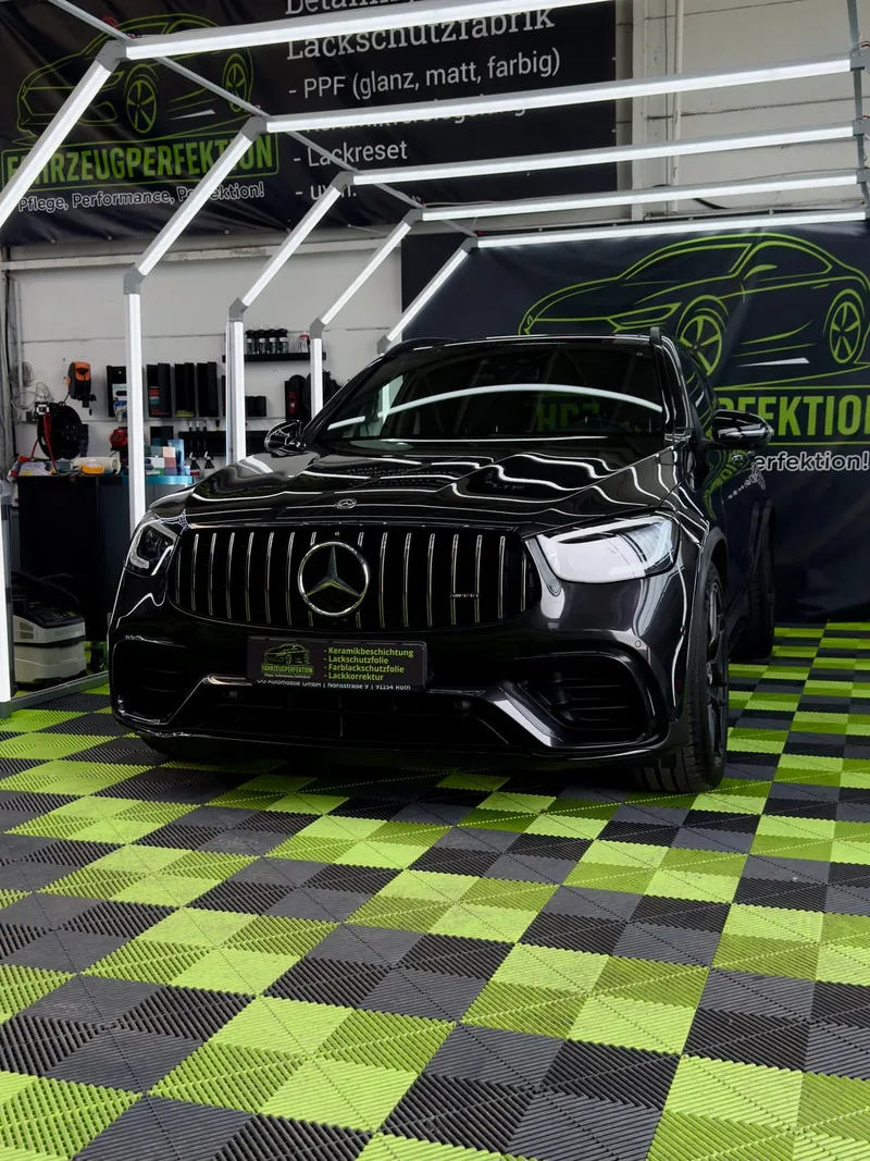 Mercedes-AMG GLC nach High-End Detailing im Lichttunnel