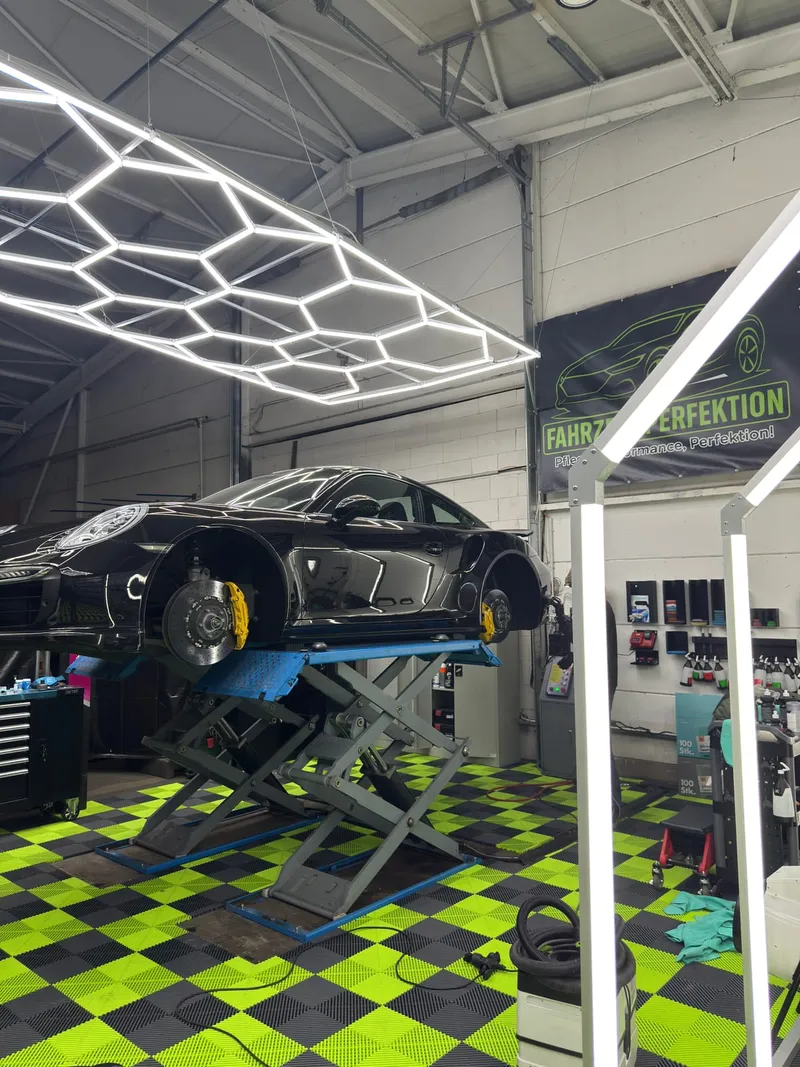 Porsche 911 auf der Hebebühne, Unterboden- und Felgenaufbereitung