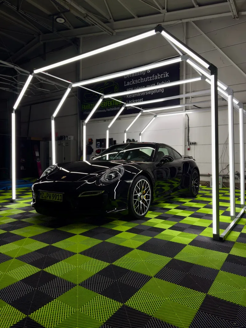 Porsche 911 Turbo nach Keramikversiegelung, Tiefenglanz im Lichttunnel